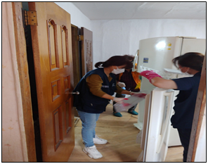 지역사회 사회적 약자를 위한 집수리 봉사활동 작업모습 2